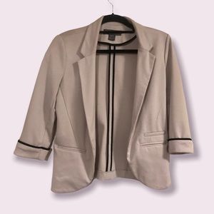 🌟SALE 2/$10.00‼️ SUZY SHIER Women’s 3/4 sleeve Blazer / Beige and Black size M